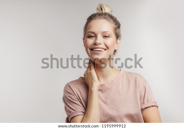 美しい白人の金髪の女性の頭と肩のスタジオでのポートレート 肌と歯のような笑顔が完璧 若者とスキンケアのコンセプト 白い背景に分離型 の写真素材 今すぐ編集