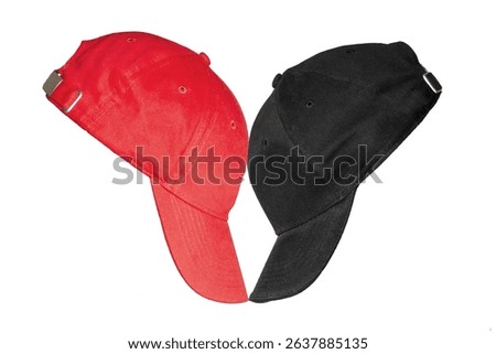 A head-on confrontation between a black and a red baseball cap placed opposite each other. It symbolizes a political confrontation between two contradictory sides.