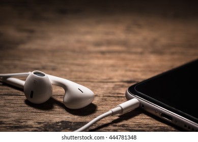 Headphone and phone media portable on dark tone.