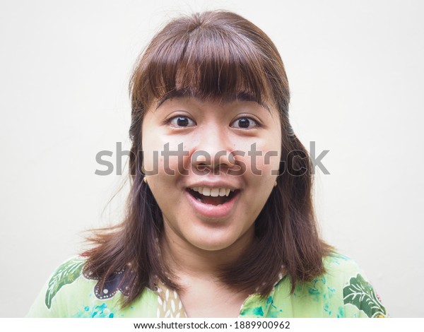 インドネシア出身の丸太ったアジア人女性が笑顔で幸せそうな顔を見せる写真 白い背景に の写真素材 今すぐ編集
