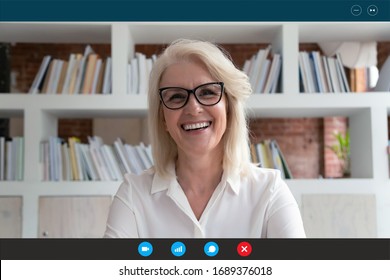 Headshot-Portrait-Bildschirm-Anwendung Ansicht lächelnde ältere Frau schauen sich Kamera-Rede mit Video-Anruf mit Verwandten, glückliche reife weibliche online sprechen mit Webcam, kommunizieren auf Computer