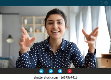 Портрет в голову, изображение улыбающейся молодой индийской женщины, сидящей дома, разговора по видеозвонку с другом или родственником, счастливая тысячелетняя двухрасовая женщина говорит онлайн с помощью веб-конференции на компьютере