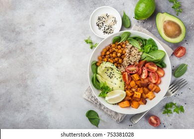 gesunde veganische Lunchschüssel. Avocado, Quinoa, Süßkartoffel, Tomate, Spinat und Kichererbsen, Gemüsesalat. Draufsicht