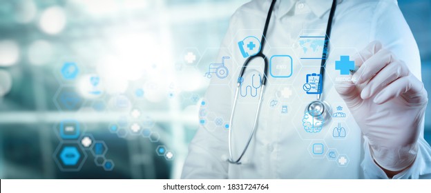 Konzept der Gesundheitsfürsorge und der medizinischen Technologie mit Kinematographie und AR-Schnittstelle.Intelligente Ärztin, die mit dem Operationsraum als Konzept arbeitet 