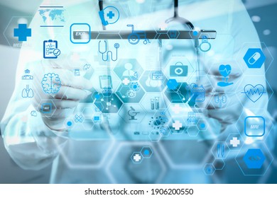 Konzept der Gesundheitsversorgung und der medizinischen Technologie mit flacher AR-Schnittstelle.Arzt arbeitet im Arbeitsbereich mit Laptop-Computer im medizinischen Arbeitsbüro