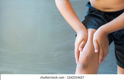 Health Care / Medical,The hand that holds the knee muscles with inflammation and muscle pain. - Shutterstock ID 1262314627