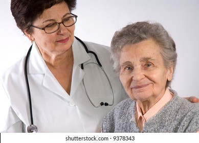 Travailleur de santé et femme âgée ont besoin d'aide
