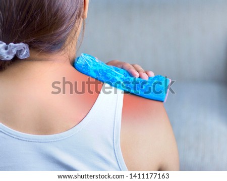 Health concept, The pain in the neck and shoulder muscles is alleviated by cold compresses with cool gel.   