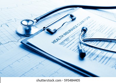 Krankenversicherungsform mit Stethoskop-Konzept für die Lebensplanung. Blauer Ton