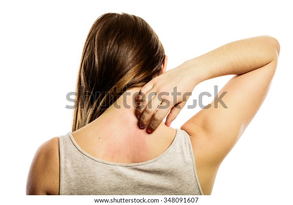 健康上の問題 白い背景にアレルギー発疹でかゆい背中を掻く若い女性 の写真素材 今すぐ編集