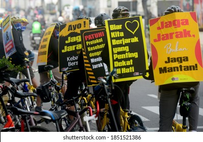 The Health Protocol Appeal Board Was Brought By A Cyclist From A Community Named Balikin On Jalan Asia Afrika, Bandung City, November 8, 2020.