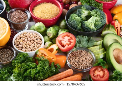 Gesundheitsveganisches und vegetarisches Lebensmittelkonzept. Lebensmittel mit hohem Gehalt an Antioxidantien, Fasern, intelligenten Kohlenhydraten und Vitaminen. Draufsicht 