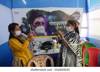 Health Worker Fill Syringe With COVID 19 Vaccine At A Vaccination Camp For Gangasagar Pilgrim On January 12,2022 In Calcutta, India. 