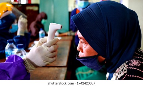 Health Workers When Conducting A Covid 19 Rapid Test On The Community, Batang, Indonesia, May 27, 2020