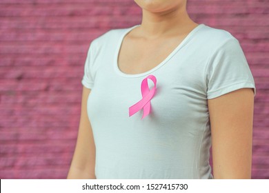  Konzept der Gesundheitsversorgung und Medizin. rosafarbene Brustkrebserklärungsband.