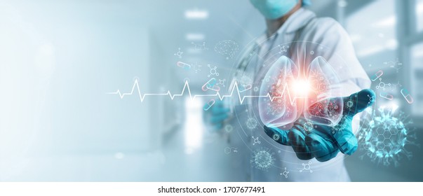 Salud y medicina, Covid-19, Doctor sosteniendo y diagnosticando pulmones humanos virtuales con coronavirus se difunden dentro de la pantalla de interfaz moderna sobre el fondo del hospital, Innovación y tecnología médica.