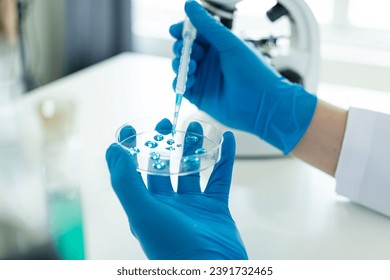 Healthcare researchers working in life science laboratories also work. Microscopes and test tubes: Scientists evaluate and analyze study data.