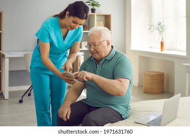 Healthcare worker, caregiver, physician or practitioner teaching chubby patient to download health app on mobile phone. Fat pensioner learning to use Internet weight loss guide for senior citizens - Powered by Shutterstock