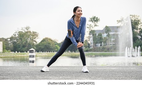 Beautiful young athletic african american woman in sportswear holding a yoga  mat and a bottle of water outdoors in the park at sunrise Stock Photo -  Alamy