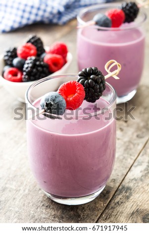 Gesunder Beeren-Smoothie im Glas