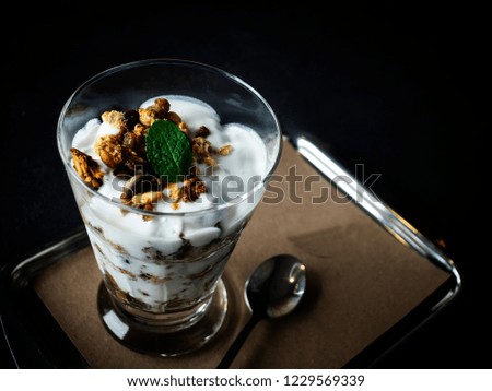 Foto Bild Joghurt Granola und Kiwi Parfait