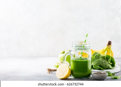 Colazione sana con frullato verde in barattolo di vetro e ingredienti. Detox, dieta, sano, concetto di cibo vegetariano con spazio copia.