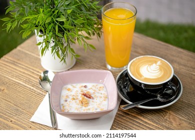 healthy breakfast muesli ornage juice coffee