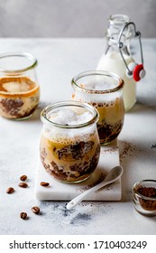Un cappuccino sain, un pudding au latte de café avec de la mousse de lait dans un pot en verre. Petit-déjeuner équilibré, nourriture propre.