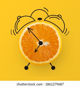 Gesunde Esszeit. Halbschnittige orangefarbene Früchte und Zeichnungen, entworfen als Ringuhr einzeln auf gelbem Hintergrund, kreative Collagen für Diät und gesundes Esskonzept, minimalistischer Stil
