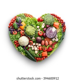 Gesunde Lebensmittel Konzept eines menschlichen Herzens aus Gemüse- und Fruchtmischung, die das Sterberisiko verringern, einzeln auf weiß.