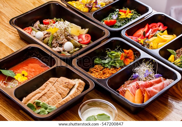 健康食品和饮食理念 餐厅菜送 带走健身餐 在箔盒减肥营养 库存照片 立即编辑