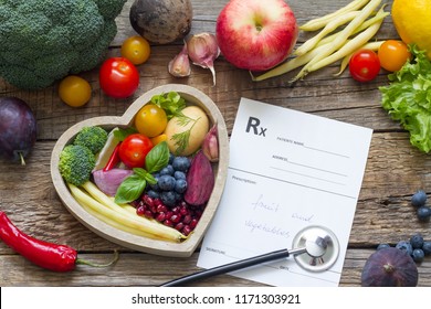Konzept für gesunde Lebensmittel im Herzschrittskop und rezeptpflichtige Diät und Medizin