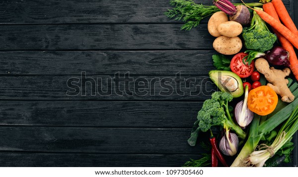 健康な食べ物 野菜と果物 黒い木の背景に 平面図 スペースをコピーします の写真素材 今すぐ編集