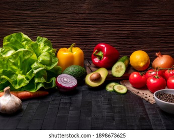 Gesundes Essen. Gemüse. Auf einem schwarzen Holztisch. 