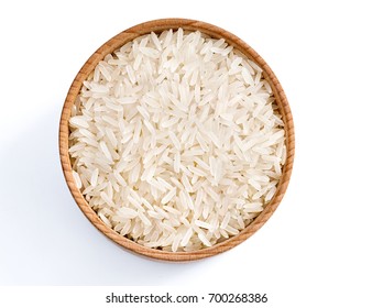 Здоровое питание. Деревянная миска с пропаренным рисом на белом фоне. Вид сверху, пространство для копирования, высокое разрешение продукта.