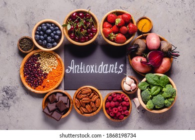 Healthy foods high in antioxidants, top view.