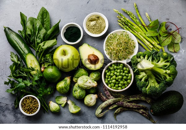 健康的な緑の食べ物野菜の清潔な食べ物選択タンパク源 グレイのコンクリート背景にアボカド アスパラガス リンゴ ブロッコリー ホウレンソウ スピルリナ 緑のエンドウ の写真素材 今すぐ編集