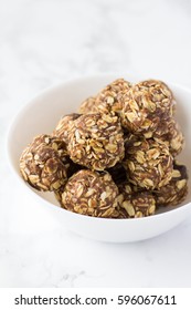 Healthy Oatmeal Snacks Energy Balls with Oats Almond Butter and Honey 