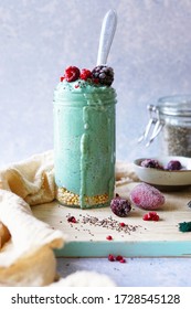            Healthy overnight chiapudding with spirulina                    