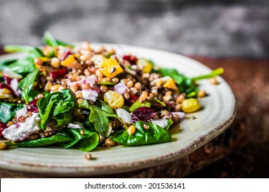 Gesunder Salat mit Spinat, Quinoa und geröstetem Gemüse