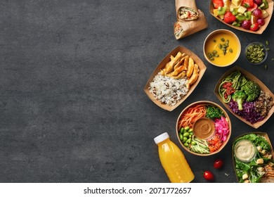 Gesunde nehmen Essen und Trinken in umweltfreundlichen Einwegbehältern auf dunkelgrauem Hintergrund, Draufsicht. Frischer Salat, Suppe, Schüssel, Gemüse, Früchte, Hühnerverpackung und Saft.