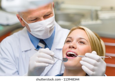 Gesunde Zähne Patientin Zahnarztpraxis Vorbeugung gegen Zahnkaries