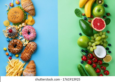 Fundo de alimentos saudáveis e não saudáveis de frutas e vegetais vs fast food, doces e pastelaria vista superior. Dieta e desintoxicação contra o conceito de estilo de vida calórico e excesso de peso.