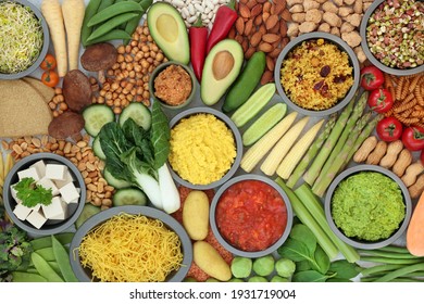 Gesunde veganische Nahrung für Vitalität und Fitness mit Bohnenbruch, Gemüse, Leguminosen, Nüsse, Tauchgänge, Körner, Hafermehl und Nudeln. Gesundheitliche Lebensmittel, die Cholesterin und Blutdruck senken. Draufsicht.