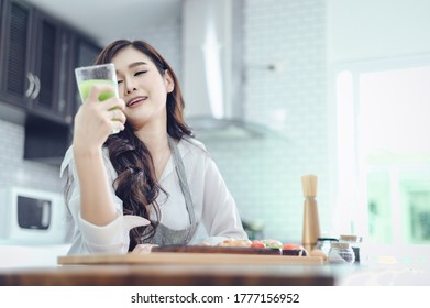 Gesunde Frau trinkt grüne, frische Smoothie