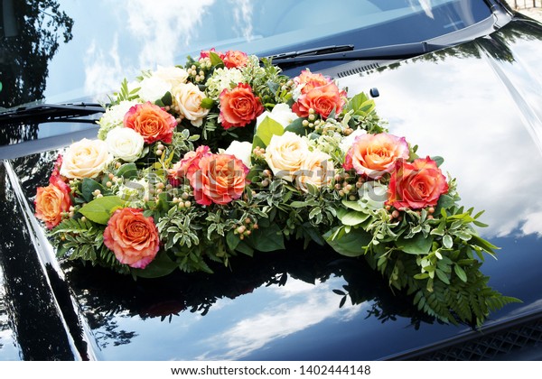 Heart of roses on\
bridal car, copy space