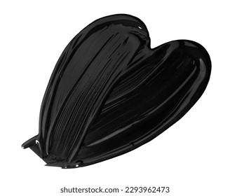 Forma cardíaca a partir del rímel negro sobre fondo blanco. Swatch de productos de belleza