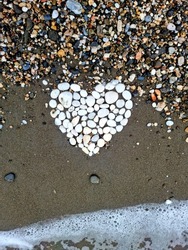 Herzform Von Steinen Im Strand Sand. Meereswellen-Wasserreinigungskieschen