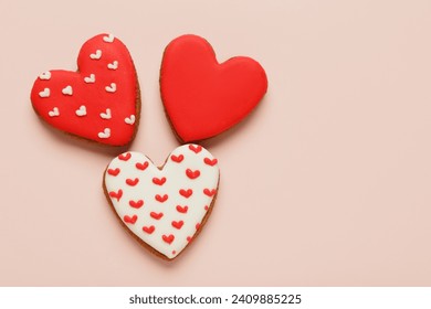Galletitas con forma de corazón sobre fondo rosado. Celebración del Día de San Valentín