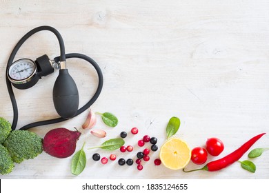 Herzförmige Blutdrucküberwachung und Gemüse mit Früchten zur Verhinderung von Bluthochdruck, gesundes Ernährungskonzept
